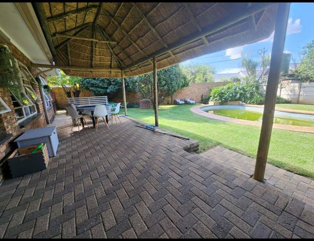 4 BEDROOM HOUSE FOR SALE IN HELIKONPARK